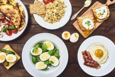 煮雞蛋的各種方法。煎蛋, 煮水, 煮, 煮, 煎, 炒雞蛋。頂部視圖。特寫