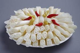 有熟莲藕的盘子特写。中国传统食