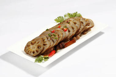 有熟蓮藕的盤(pán)子特寫(xiě)。中國(guó)傳統(tǒng)食