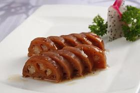 有熟莲藕的盘子特写。中国传统食