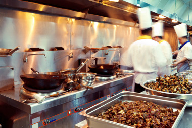 议案的餐厅厨房的厨师图片