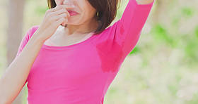 身体气味问题的妇女在室外