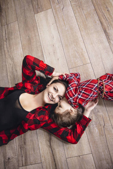 美麗幸福的家庭母親和女兒一起微笑在 h