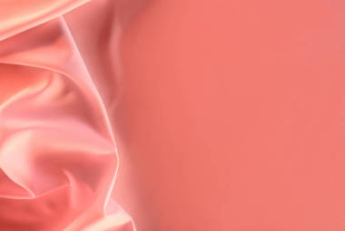 以優(yōu)雅的粉紅色絲綢面料為背景的特寫