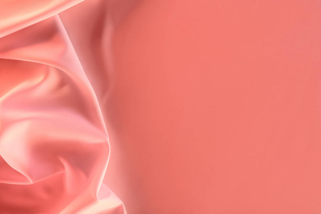 以优雅的粉红色丝绸面料为背景的特写 以优雅的粉红色丝绸面料为背景的特写