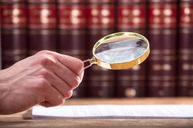 人手檢查文件通過放大鏡圖片