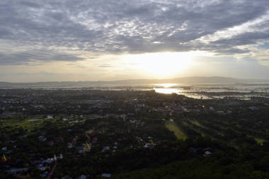 在緬甸的城市的看法在日落期間作為射擊從曼達(dá)