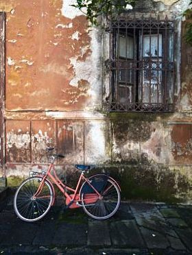 自行车靠在墙上