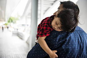 一个幸福的印度家庭, 儿子睡在父亲的肩膀上 