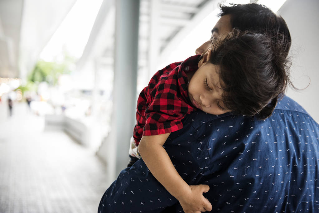 一个幸福的印度家庭, 儿子睡在父亲的肩膀上  一个幸福的印度家庭, 儿子睡在父亲的肩膀上