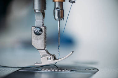 缝纫机针线特写镜头图片