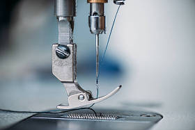 缝纫机针线特写镜头图片