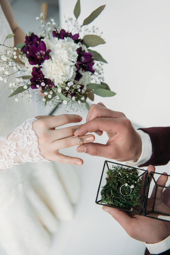 新郎戴婚戒的部分观点照片 新郎戴婚戒的部分观点照片