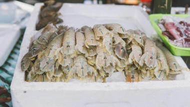 蝦在當(dāng)?shù)厥袌?chǎng)特寫(xiě)淺焦