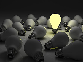 一个发光灯泡站，从熄灭白炽灯泡