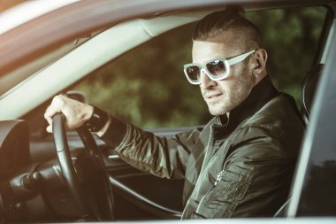 英俊的男子駕駛汽車