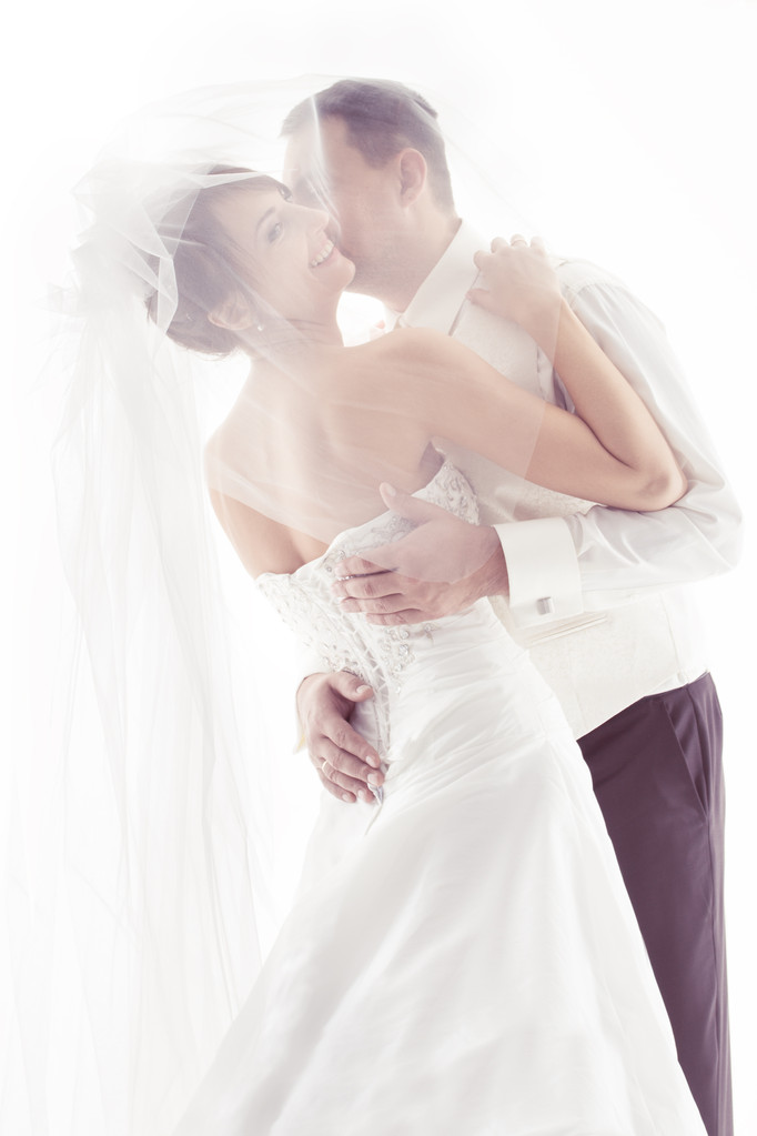 婚礼情侣接吻和快乐的微笑。新娘的肖像。在 w