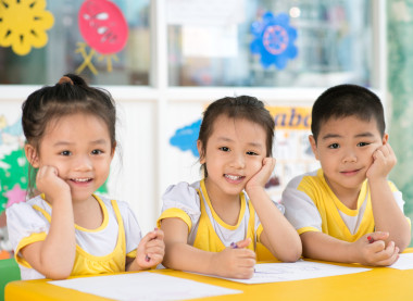 男孩和女孩坐在幼兒園圖片
