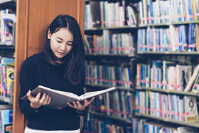 亚洲学生在图书馆看书.图片