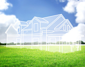 绿色草地上的房子远景