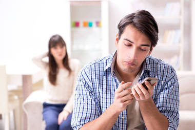 夫妻倆在家里互相欺騙