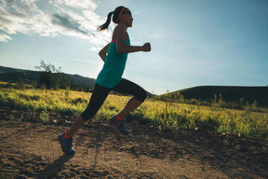 跑在農(nóng)村路的運動的年輕婦女圖片