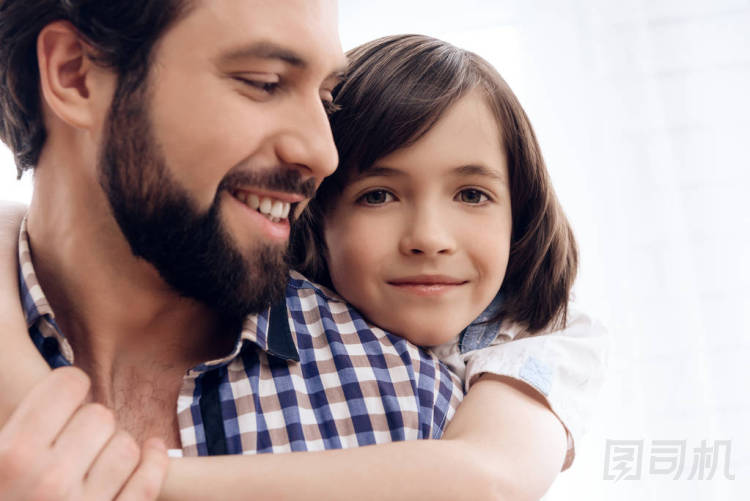 關(guān)門(mén)了少年男孩擁抱成年父親