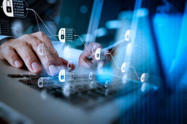 設(shè)計師的手工作和智能手機(jī)和筆記本電腦在木桌上 