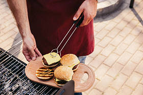 在烧烤的户外烤汉堡包的人图片