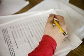 男孩在做数学作