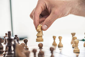 被裁剪的人下棋的镜头, 选择性聚焦