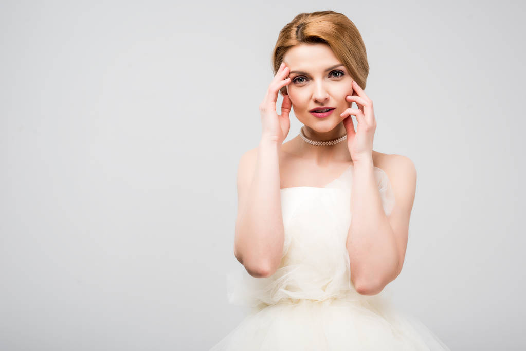 白色婚纱礼服的诱人的招标新娘肖像, 孤立的灰色 白色婚纱礼服的诱人的招标新娘肖像, 孤立的灰色