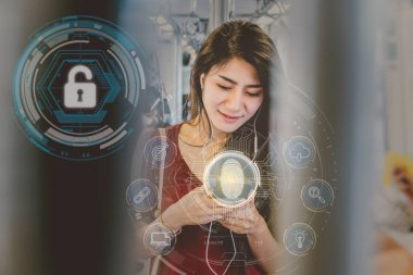 亞洲女乘客使用智能手機(jī)指紋掃描支持安全訪問(wèn)在輕軌軌道或地鐵中的生物識(shí)別識(shí)別技術(shù) sceurity 概念