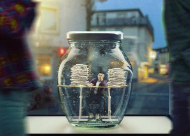 孤独的概念, 无助的悲伤的人坐在书架后面的书。孤独的人的消沉 