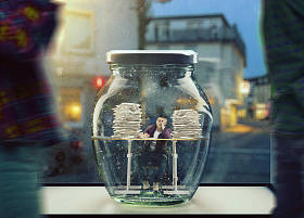 孤独的概念, 无助的悲伤的人坐在书架后面的书。孤独的人的消沉 