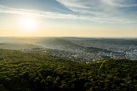 美丽的日落在斯图加特城市, 德国