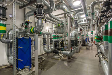 鍋爐房?jī)?nèi)的現(xiàn)代獨(dú)立供暖系統(tǒng)。管道、水泵、閥門、換熱器