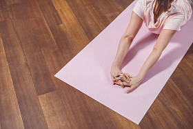 年轻的女孩做体操图片