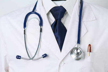 醫(yī)生用聽診器站在辦公室