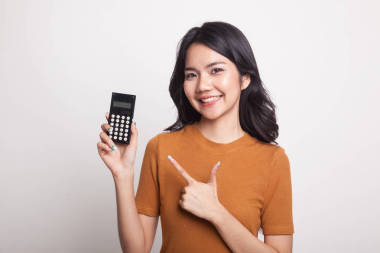 亞洲女人指向計算器