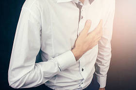 年轻的男子在他的乳房疼痛图片