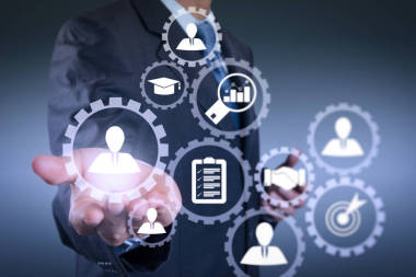 商務(wù)男人張開(kāi)手作為顯示的東西的商務(wù)背景