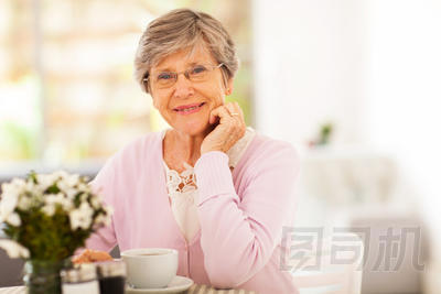 典雅高級女人喝茶