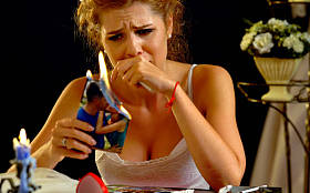 破碎的心的女人。对夫妇分手。燃烧的全家福