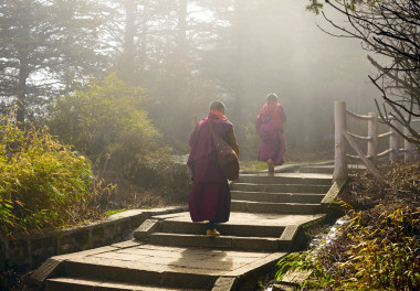 中国-4 月 12 日四川省： 有两个和尚能爬到圣山