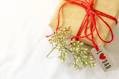 父親節(jié)快樂的概念。禮品盒和花, 紙標簽與我愛爸爸文本