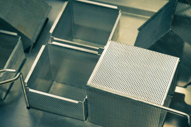 專業(yè)廚房鋼設(shè)備準(zhǔn)備食物。定了調(diào)子