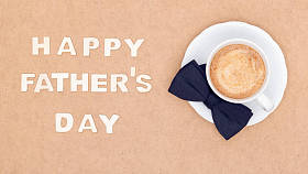 父亲节快乐的背景。杯咖啡和黑弓领带在棕色背景平躺。父亲日静物