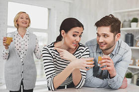 冷清的年轻女子指着她的母亲在法律