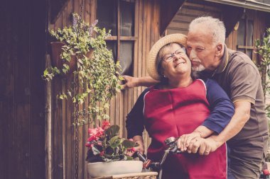 幸福美滿的情侶在一起在戶外騎自行車, 享受快樂和親吻。白種人成人永恒夫婦在愉快的退休生活從辦公室和工作